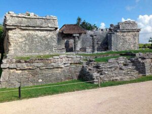 Piramides de Tulum frente al mar guia de tulum mexico 300x225